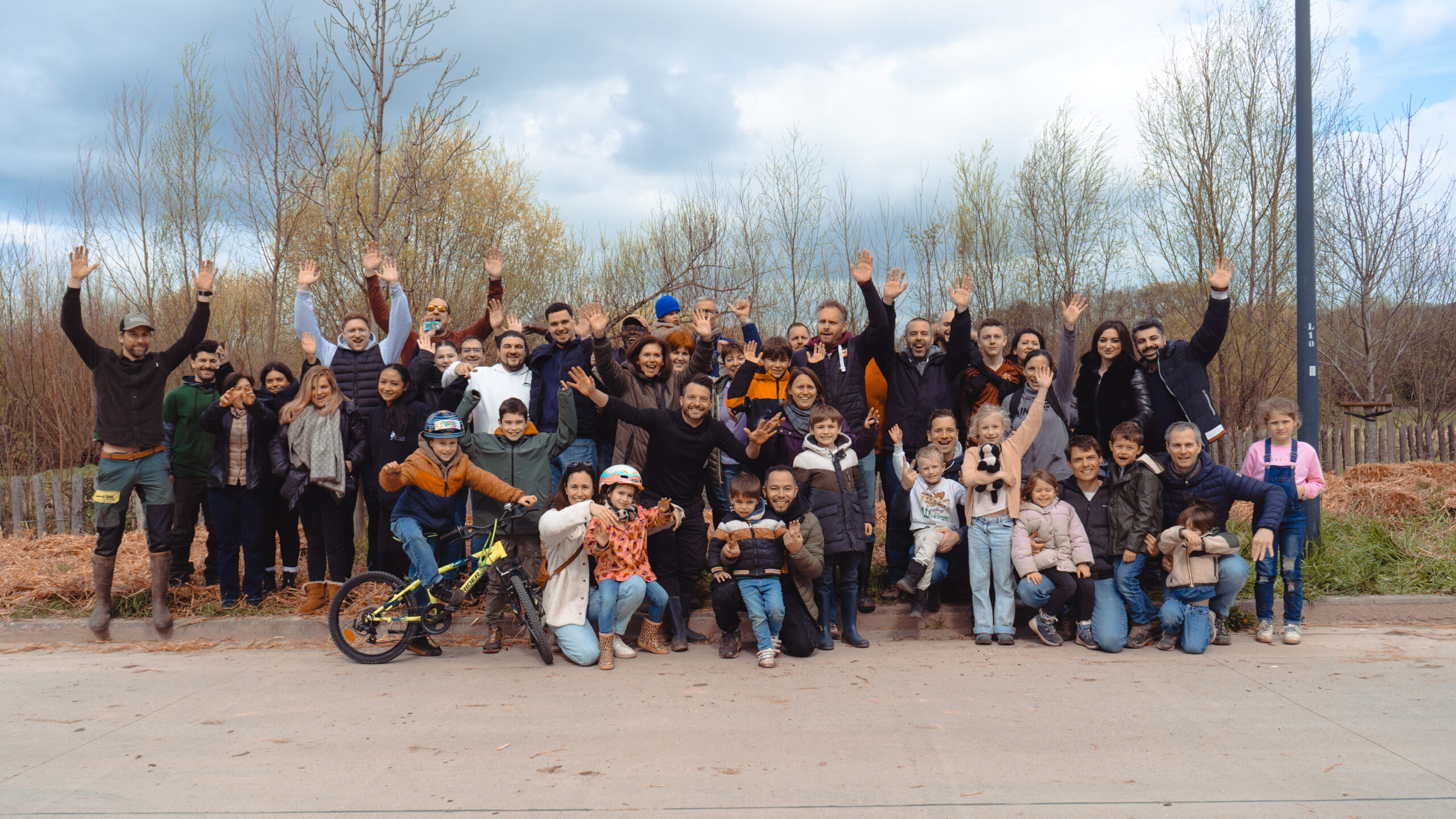 Photo du groupe KBC Brussels qui a planté une haie fruitière à Bruxelles, de manière participative en mars 2025